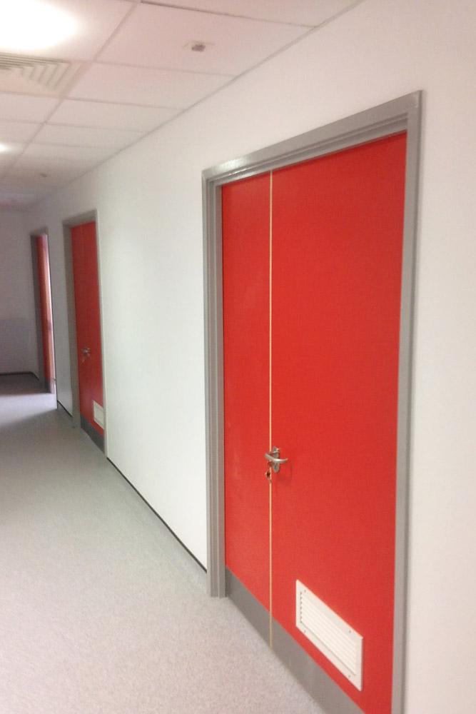 Bracknell site. Komfire 75 Partitioning and laminate doors